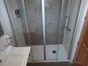 Walk-in shower in Hotel Baviera Marbella hotel room