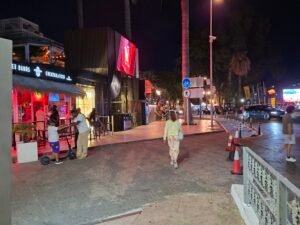 Puerto Banús Nightlife: Our First-Hand Marbella Guide Busy evening street with restaurants and people in Puerto Banús, Marbella