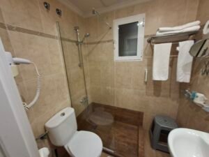HOTEL MADRID REVIEW Bathroom at Hotel Madrid Torrevieja with walk-in shower and towels
